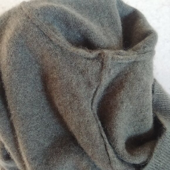 Lord + Taylor 100% cashmere green turtleneck sweater Medium Petite - Picture 11 of 15